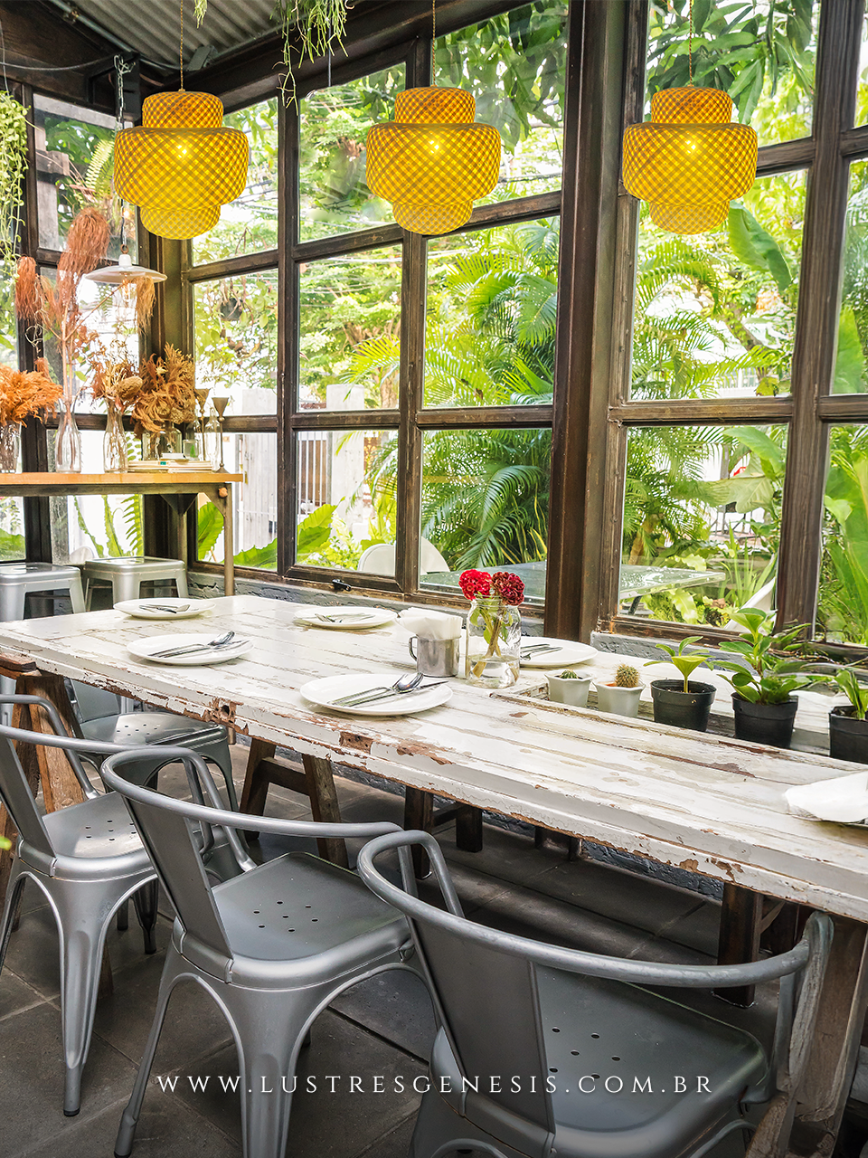 Pendente de teto rústico Bali de 25cm em palha natural, detalhe do trançado artesanal ideal para mesas, balcão de cozinha ou cabeceira de cama.